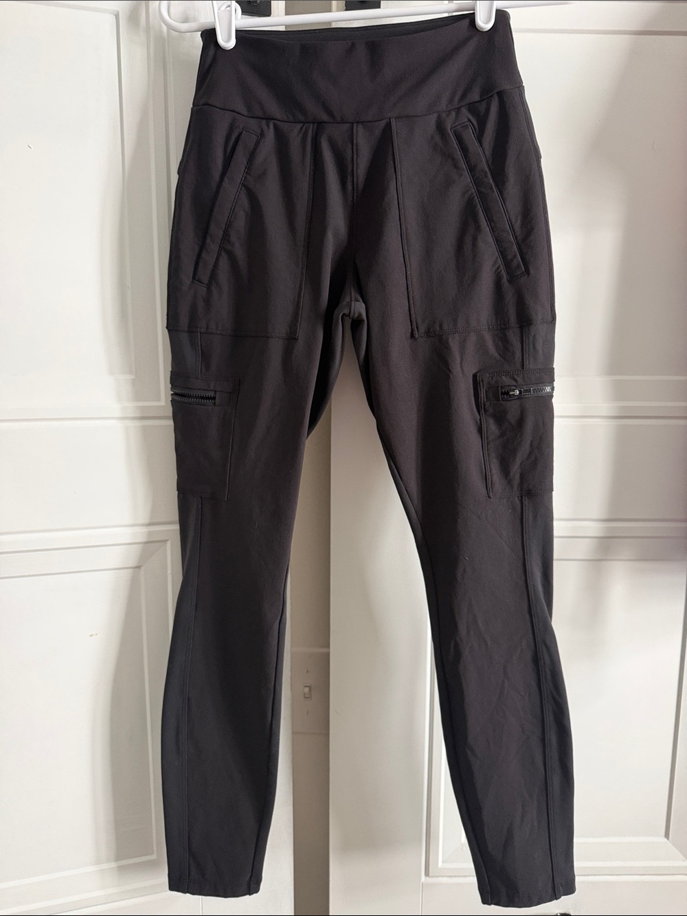 Athleta Women’s Black Headlands Hybrid Cargo Pants